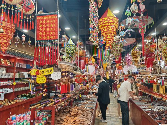 游客和市民在南川老街某商店自行购物。陈卫民摄