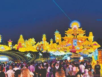 5月3日晚，自贡市第三十一届国际恐龙灯会现场人头攒动，市民和游客用手机记录下美好的时刻。 吴奉家 摄（C视觉）