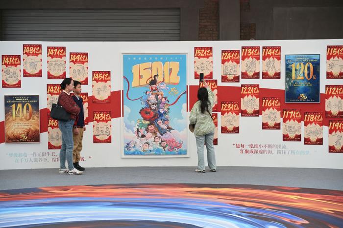 2025年4月19日,不雅众在电影《哪吒之魔童闹海》破亿手绘海报展上参不雅。新华社记者 李鑫 摄