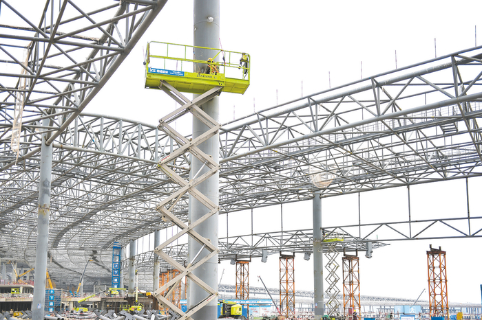     建设中的南宁吴圩国际机场T3航站楼三标段项目现场。    本报记者潘浩 摄