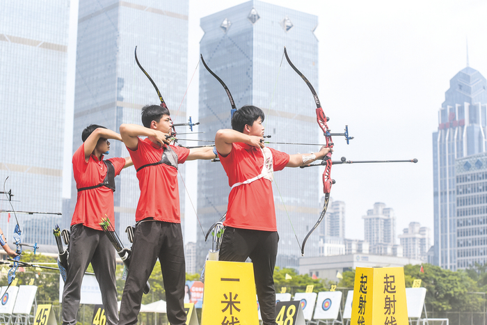     选手们进行射箭比赛。    本报记者韦峭 摄