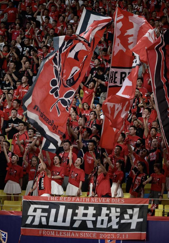 成都蓉城球迷加油助威。陈羽啸摄