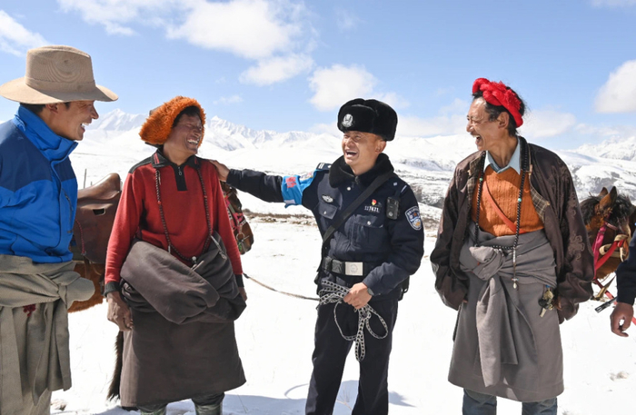 刘鹏与牧民在一起。 本文图片均来自四川省甘孜州公安局