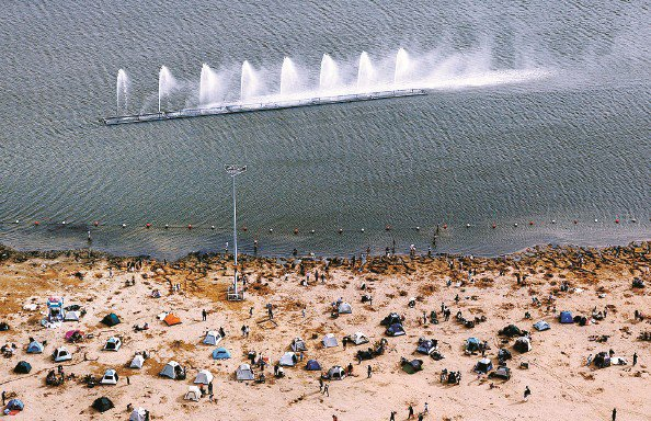             大批游客在金山城市沙滩支起帐篷  特约通讯员  庄毅  摄          