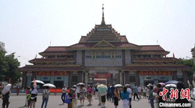瑞丽口岸人来人往。高运畅治 摄