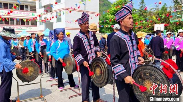 图为民众奏响铜鼓庆祝节日。高东风 摄 