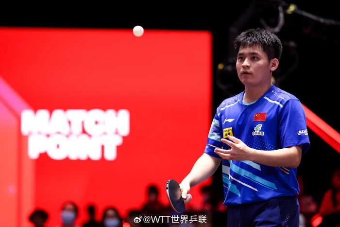 林诗栋在比赛中。