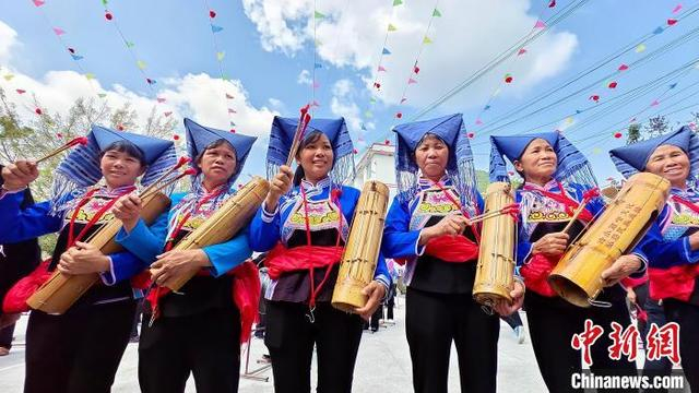 图为村民演奏壮族传统乐器——筒噔。高东风 摄 