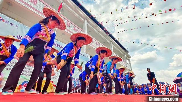 图为村民表演农耕舞。高东风 摄 
