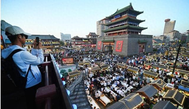 5月1日，河南省开封市鼓楼夜市（图源：新华社）