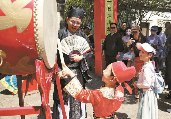             金山枫泾古镇，小朋友变身“小状元”     本报记者  陶磊  摄          