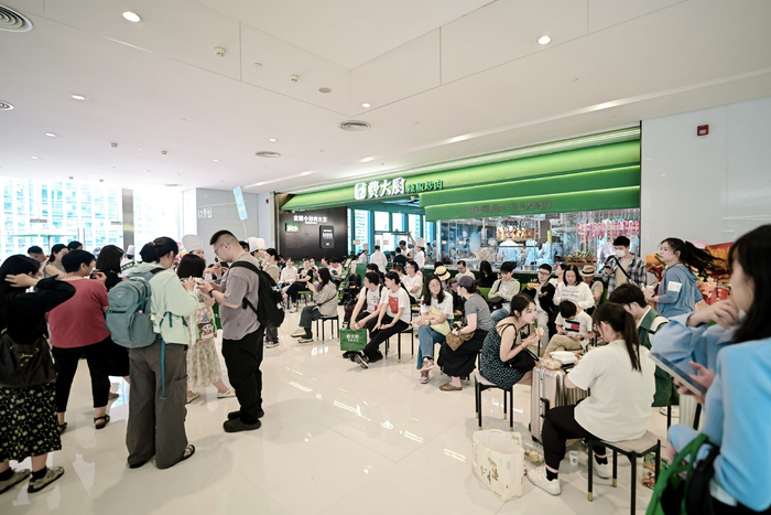 多家人气餐饮排队等位数量再创新高。受访者供图