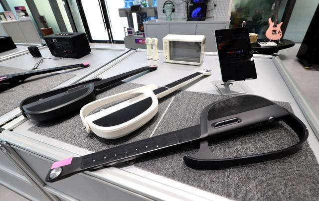 “模速空间”内的人工智能产品体验店展出的智能吉他。新华社记者 方喆 摄