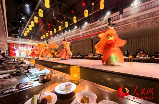 在洛阳龙门古街，《龙门宴乐》让游客沉浸其中，不辨古今。人民网记者 王佩摄