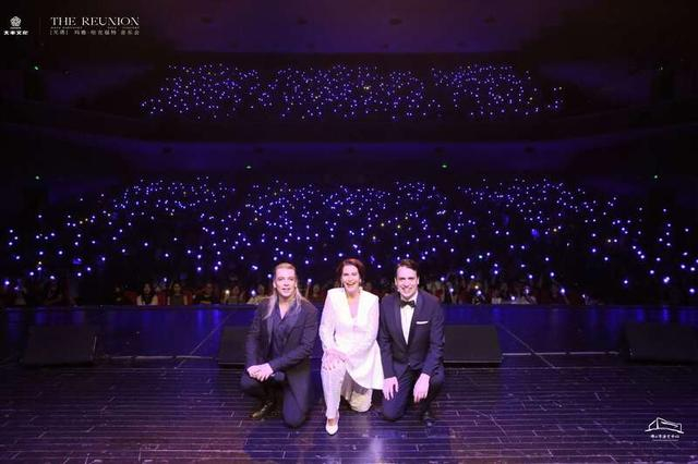 演员与全场观众合影。受访者供图