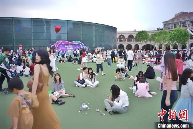 图为5月4日，市民和游客在天津民园广场打卡游玩。记者 佟郁 摄