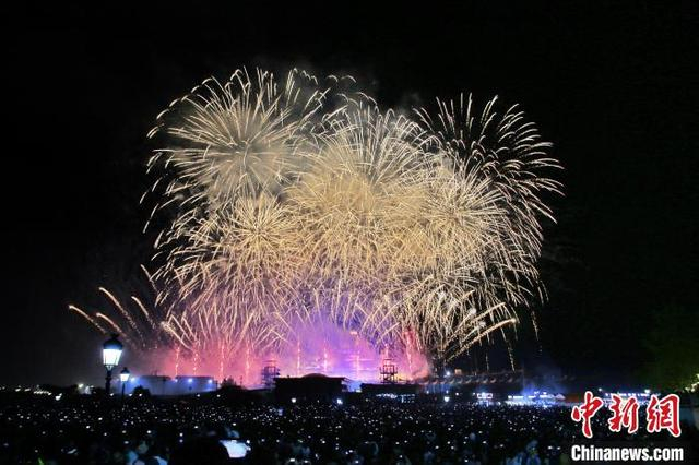 5月1日，市民和游客在天津泰达航母主题公园观看焰火秀。 中新社记者 佟郁 摄