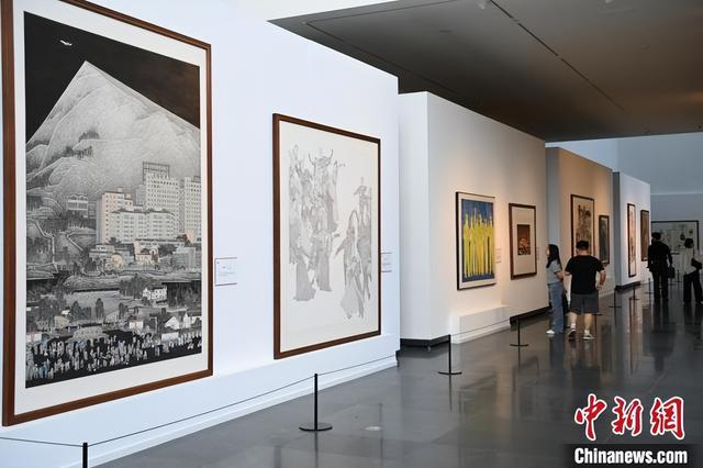 5月1日，“五一”假期首日，许多人选择文化休闲方式丰富假期生活。图为市民在安徽省美术馆参观。中新社记者韩苏原摄