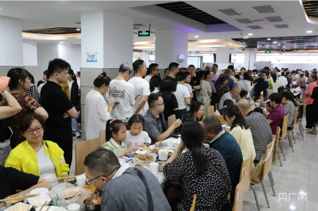 游客在重庆荣昌区政府机关食堂排队取餐用餐（央广网发 荣昌区融媒体中心供图）