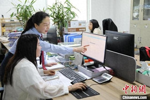 峨眉山市税务干部深入企业服务指导纳税人。四川税务供图