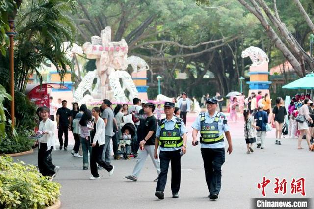 假期期间，广州警方日均投入社会面巡逻力量1.3万人次。广州市公安局 供图