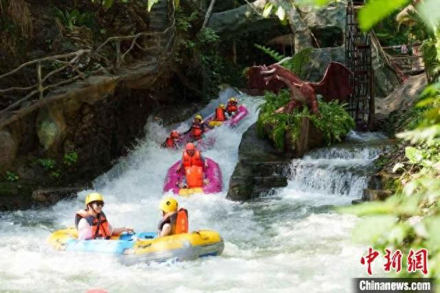 游客体验漂流项目。古龙峡景区 供图