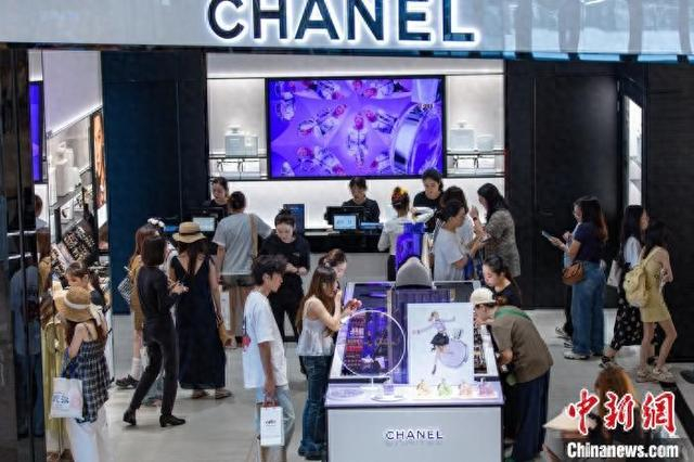 5月2日，消费者在cdf海口国际免税城选购化妆品。中新社记者 骆云飞 摄