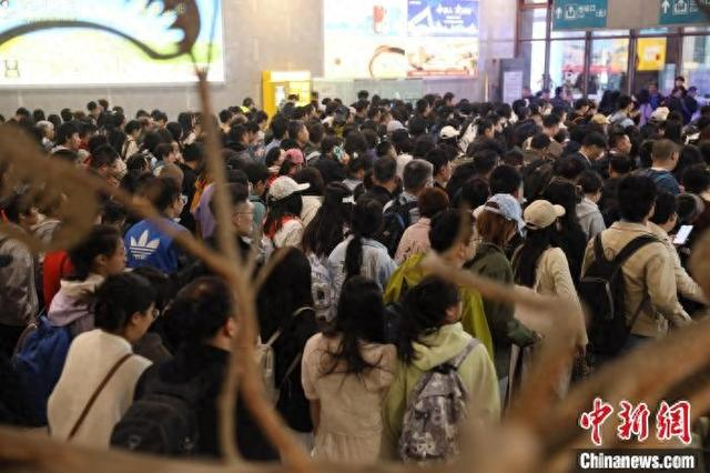 五一假期，国铁太原局旅客发送量创历史同期最高纪录。张岩 摄