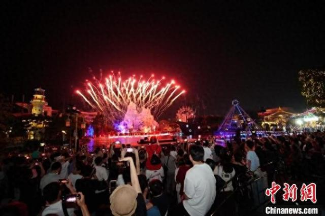 广州融创乐园举办烟花秀活动。广州市文化广电旅游局 供图