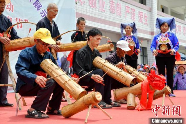 图为村民演奏壮族传统乐器——筒噔。高东风 摄 