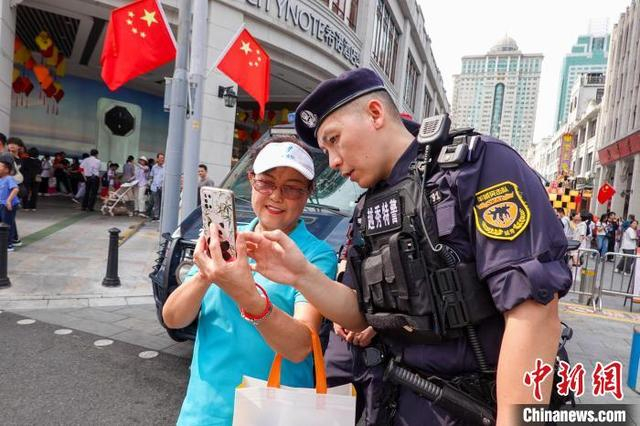 “五一”假期期间，广东民警为游客指路。广东省公安厅 供图