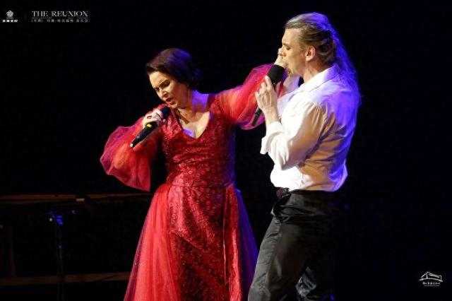 玛雅·哈克福特（右）与马特·卡马拉斯带来多首经典曲目。受访者供图