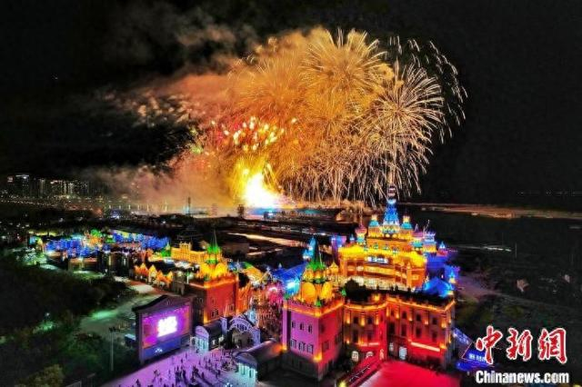 图为5月1日，市民和游客在天津泰达航母主题公园观看焰火秀。记者 佟郁 摄