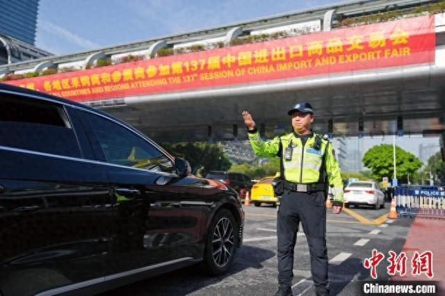 “五一”假期期间，广州交警持续做好第137届广交会交通疏导和保障工作。广东省公安厅 供图