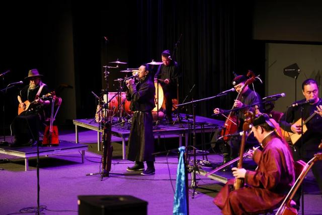 当地时间4月8日，安达组合在加拿大大多伦多地区万锦市演出现场。中新社记者 余瑞冬 摄