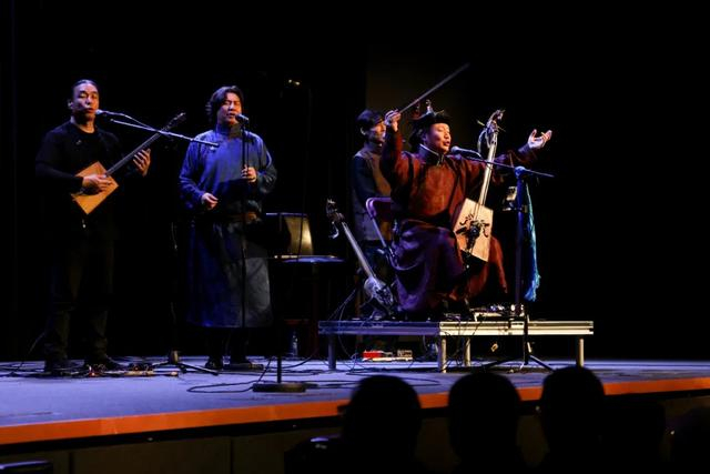 当地时间2025年4月8日，观众正在欣赏安达组合演出。 中新社记者 余瑞冬 摄