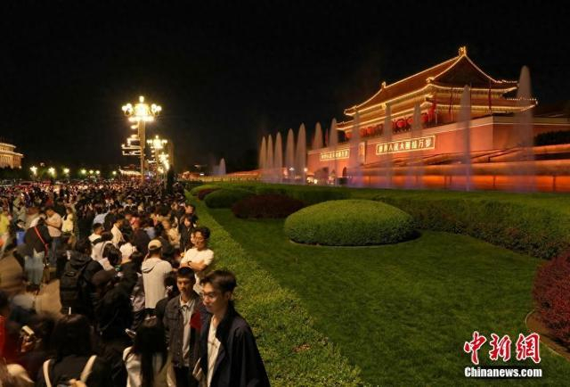 5月2日，北京天安门迎来全国各地游客。图为游客欣赏天安门城楼前的音乐喷泉。中新社记者张炜摄