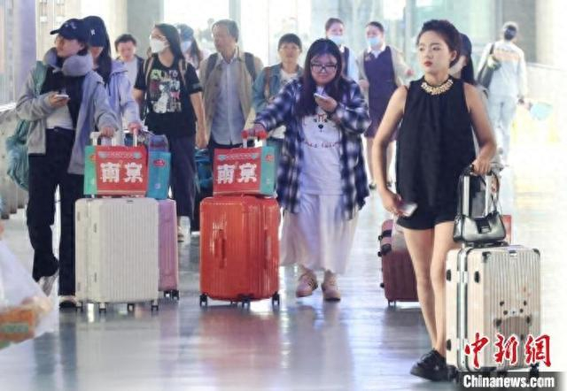 5月5日，江苏南京，旅客在火车站出行。当日是“五一”假期最后一天，长三角铁路迎来返程客流高峰。中新网记者 泱波 摄