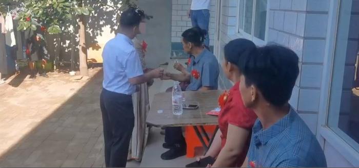 张正周（左一）在中国的婚礼。受访者供图