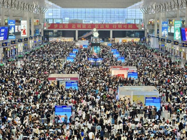 5月1日，上海虹桥站迎来“五一”假期大客流。陈瑶 摄