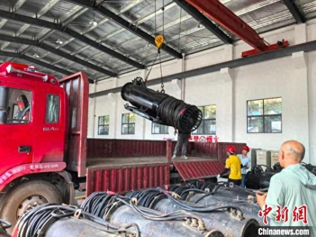 怀远县水利局调度临时水泵投入抗旱工作。怀远县委宣传部供图。