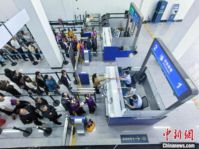 旅客在打洛口岸排队候检。李洋 摄