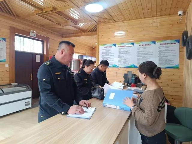 执法人员对行业经营单位进行检查。（资料图）