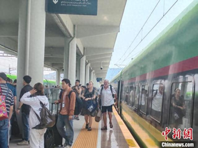 4月25日，中老铁路国际旅客列车停靠在中老边境磨憨铁路口岸。 黄远飞 摄