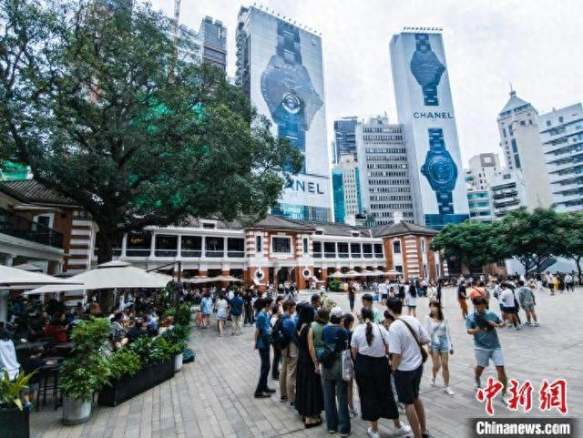 5月3日，众多游客在香港集古迹及艺术馆于一身的建筑群“大馆”参观游览。中新社记者 侯宇 摄