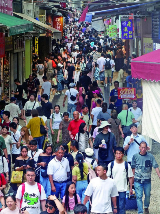 图为澳门最热门景点大三巴牌坊附近客流络绎不绝。（澳门特区新闻局供图）