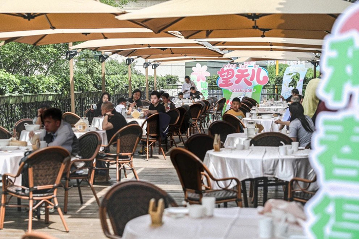 夏日到来，北京多家餐饮企业开放并打造特色露台。受访者供图