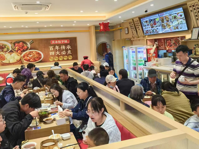 “五一”假期期间，北京多家餐饮老字号成为游客的“必打卡”场所。受访者供图