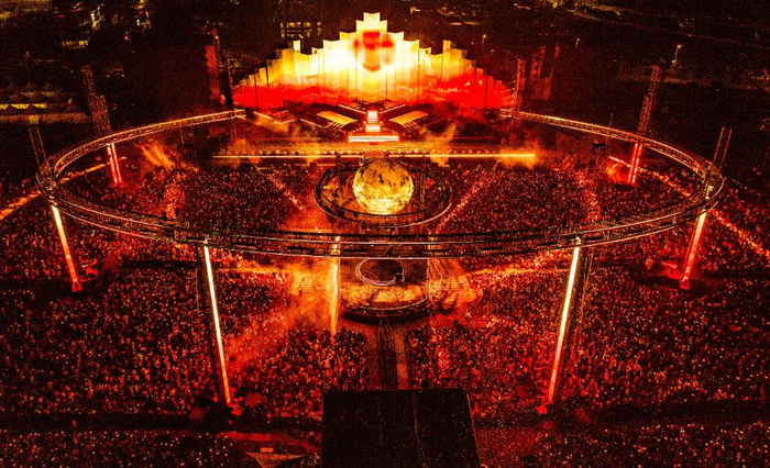 （华晨宇火星演唱会佛山站激情开唱。主办方供图）