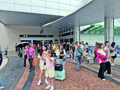 图为5日关闸口岸抵澳通道客流有所回落。（澳门特区新闻局供图）